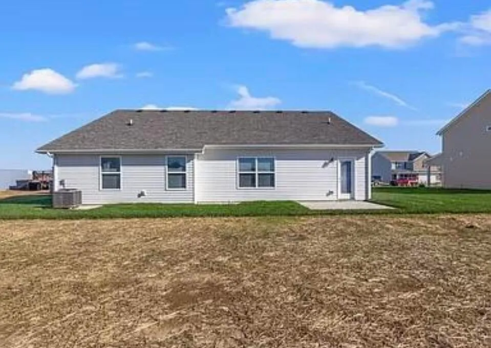 4 bed, 2.5 bath, 1625 sqft, $2,000 — Photo 2