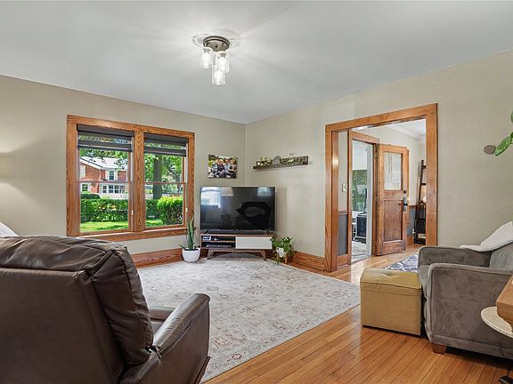 5th image of 402 3rd Ave SW