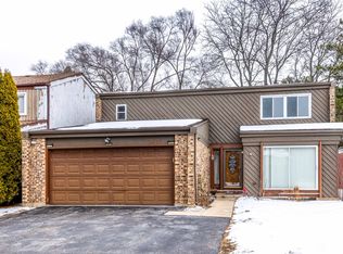 2431 Cobblewood Dr, Northbrook, IL 60062