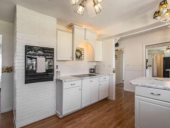 4th image of 305 Lakeshore Dr