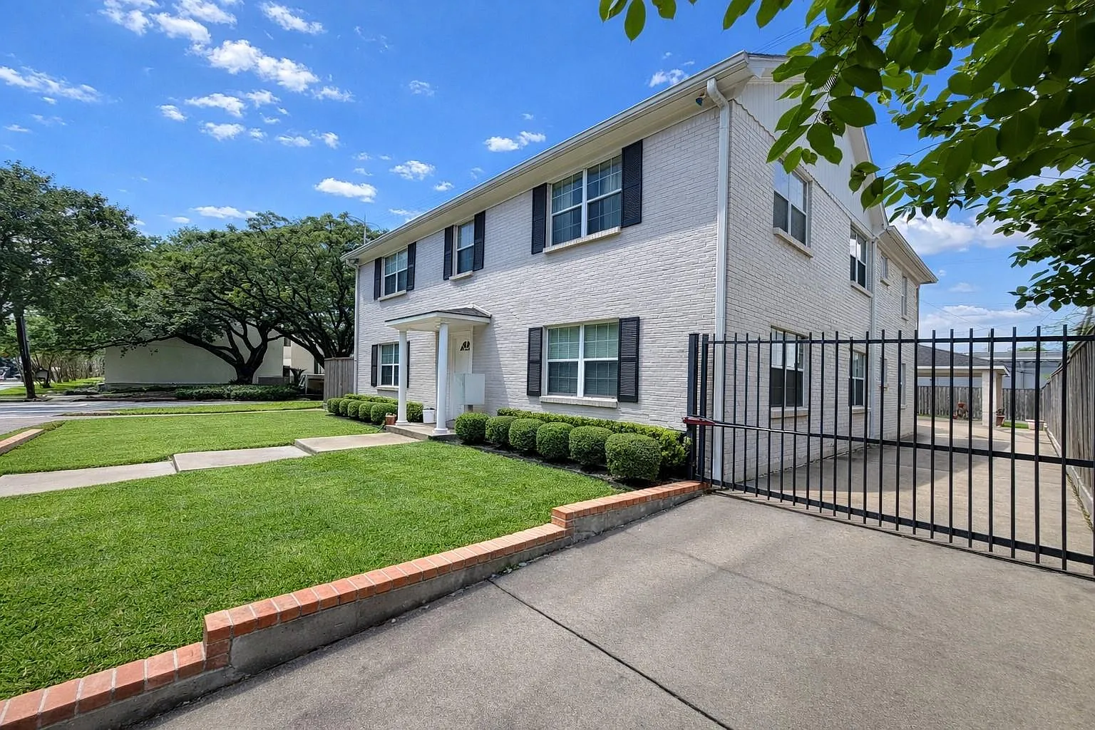 2 bed, 1.0 bath, 1100 sqft, $2,100 — Photo 2