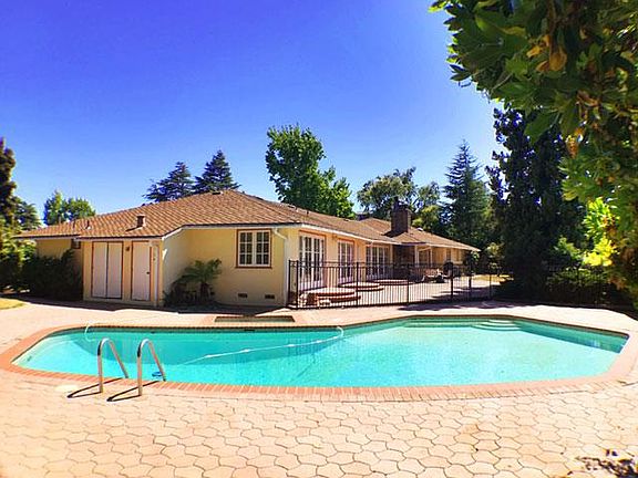 4th image of 30 Castle Ct