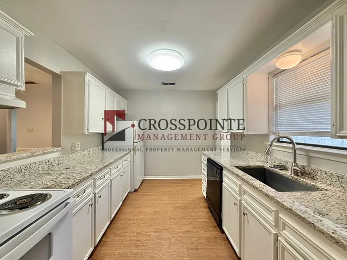 2531 Westminster Dr — Photo 3