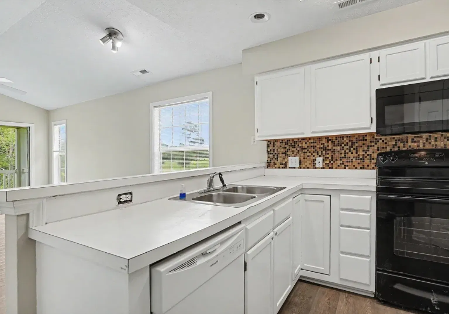 Beautifully Updated 2 bed 2 bath Condo — Photo 1