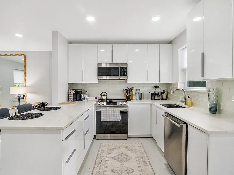 340 Summa St — Photo 8
