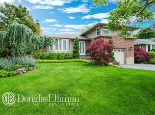 100 Gate Ln, Levittown, NY 11756