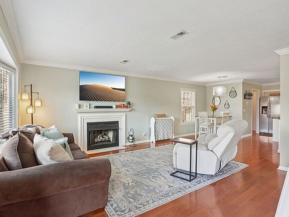 3rd image of 410 Hill Rd