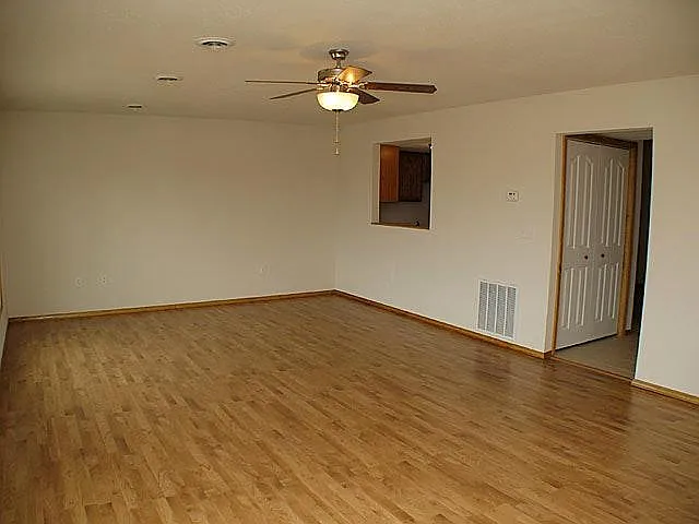 Living Room pic 3