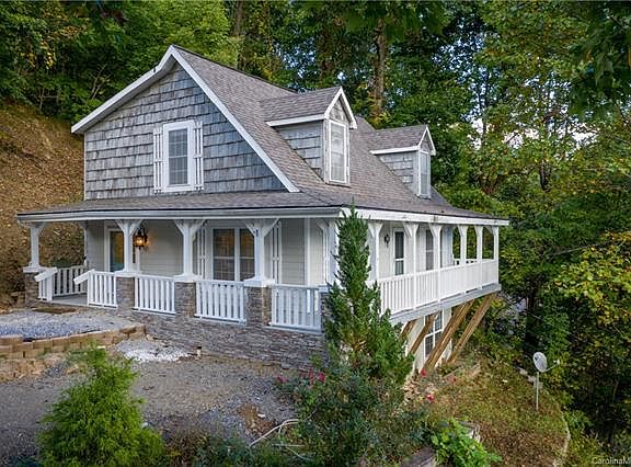 3rd image of 320 Blueberry Dr