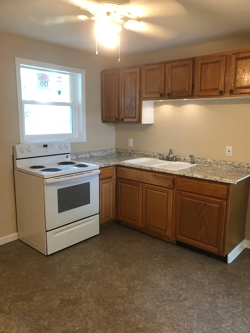 2 Bedroom Home Close to Gate City Blvd! — Photo 2
