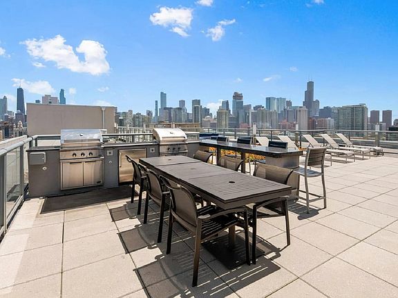 2nd image of 914 W Superior St #604