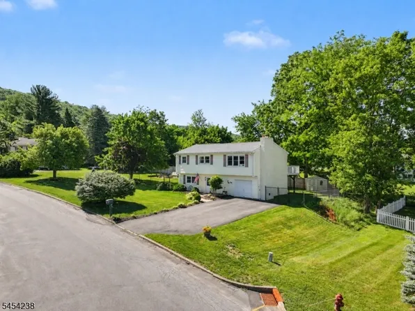 14 Bettino Dr, Ogdensburg Boro, NJ 07439