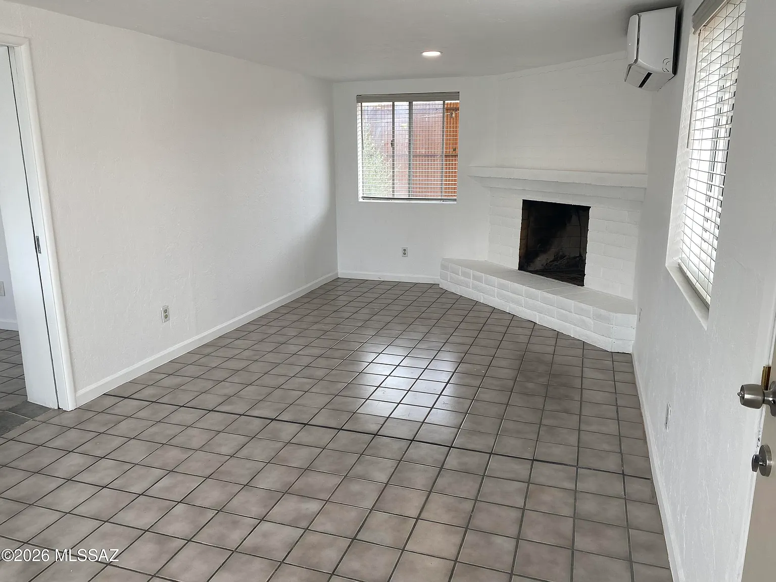 3 bed, 1.0 bath, 3159 sqft, $1,500 — Photo 2