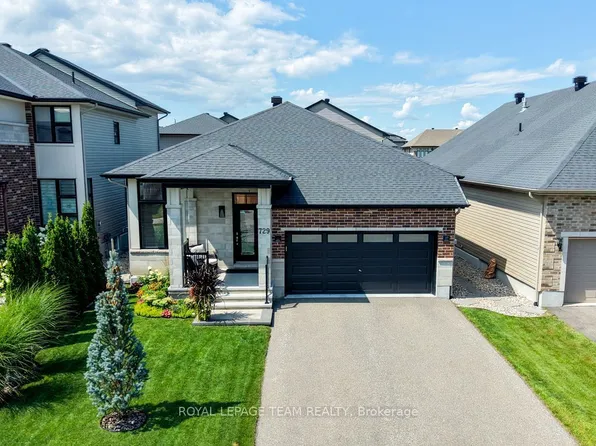 729 Carnelian Cres, Ottawa, ON K1X 0A9