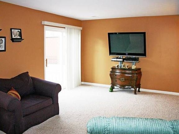 Living room, View 2