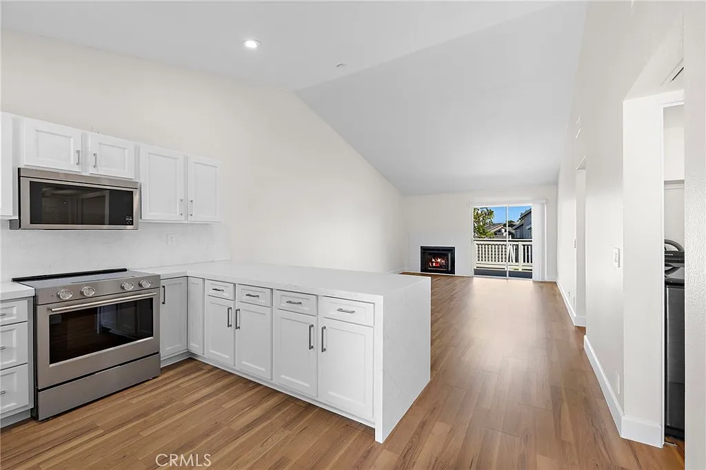 2 bed, 993 sqft, $3,900 — Photo 2