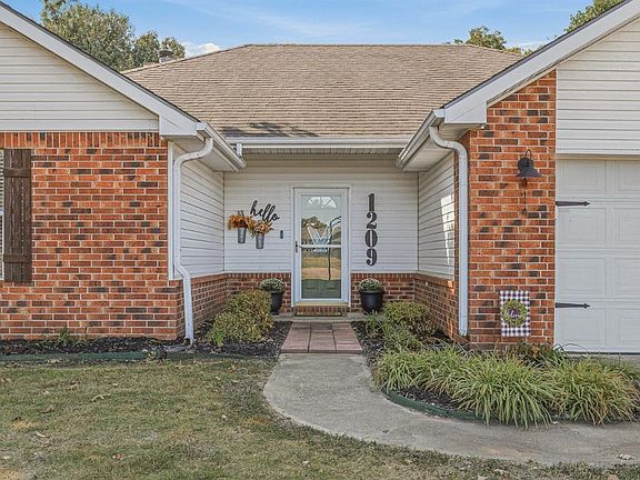 2nd image of 1209 Hidden Valley Dr