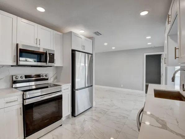 2399 SW 13th Way, Boynton Beach, FL 33426