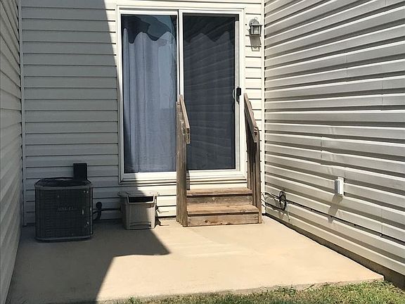 3rd image of 722 Hyde Dr