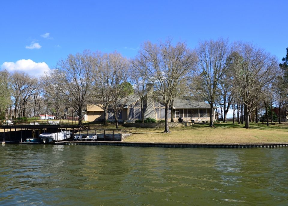 239 ft. of Shoreline-Views!