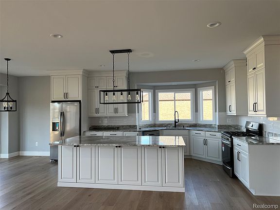 3rd image of 2 Bur Oak Ln