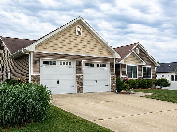 3rd image of 2303 Slade Ln