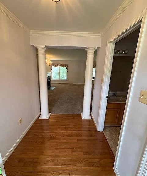 401 Greens Ct — Photo 2