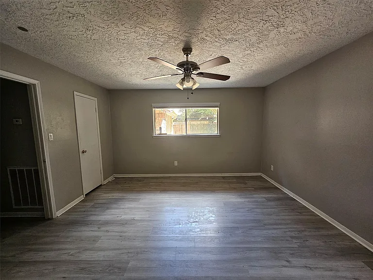 29402 Loddington St — Photo 6