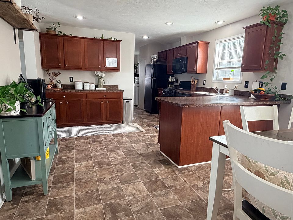 1st image of 128 Burr Oak Dr #33