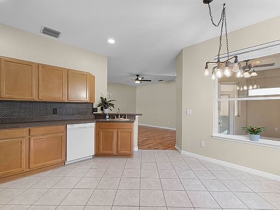 4th image of 3404 Gerber Daisy Ln