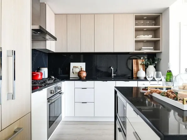 4988 Bennett St #307, Burnaby, BC V5H 2G9