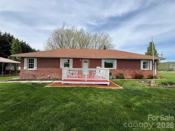 93 Laycock Rd, Hendersonville, NC 28792