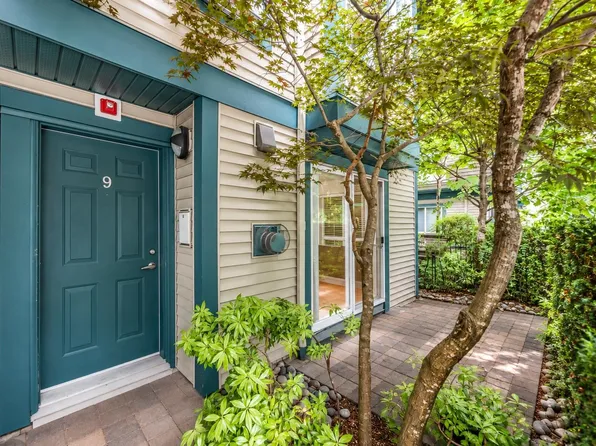 288 Saint Davids Ave #9, North Vancouver, BC V7L 4X2