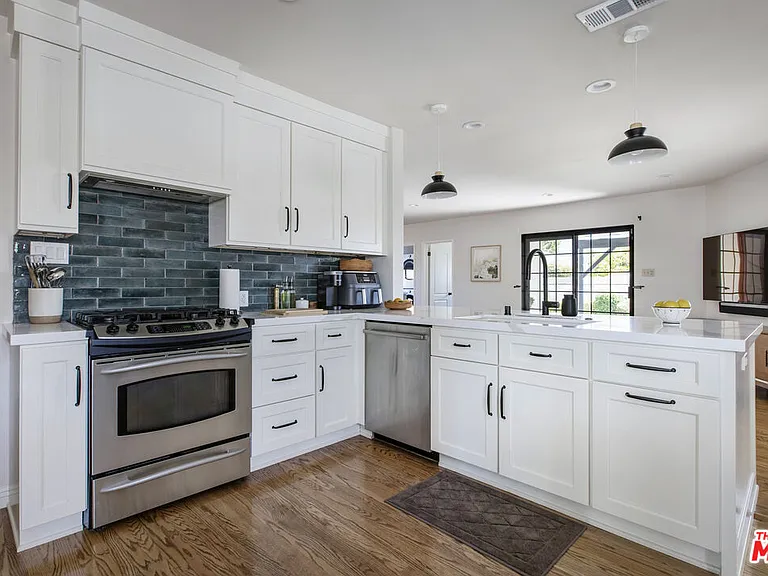 1132 N Reese Pl — Photo 13