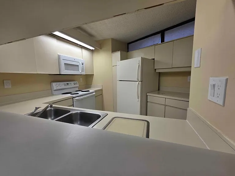 3928 Victoria Dr — Photo 14