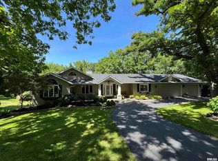 5452 Crow Creek Rd, Bettendorf, IA 52722