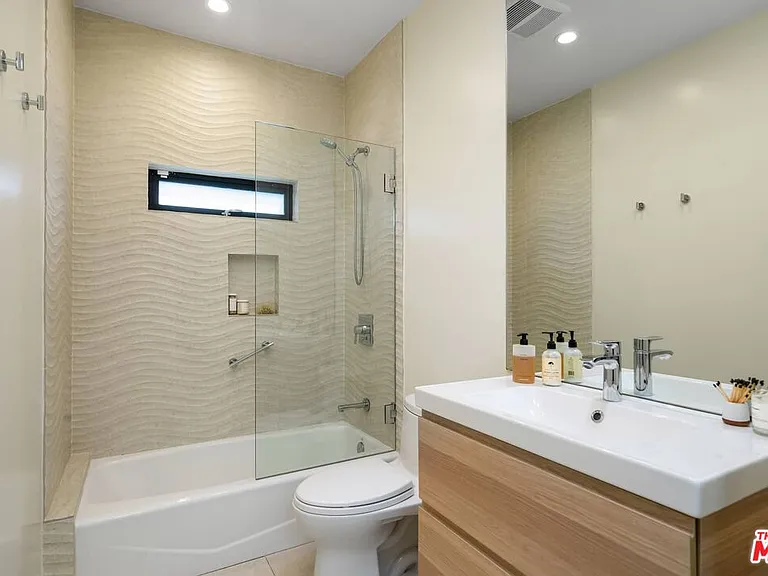 939 N Beverly Glen Blvd — Photo 12
