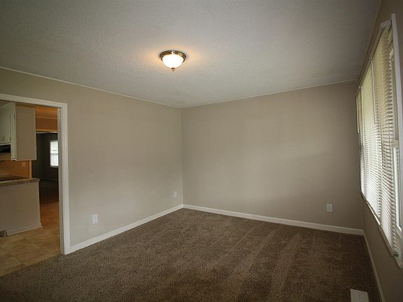 5th image of 975 Woodbine Dr