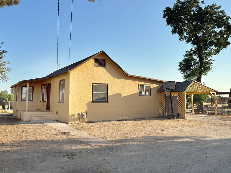 1741 N Blythe Ave — Photo 2
