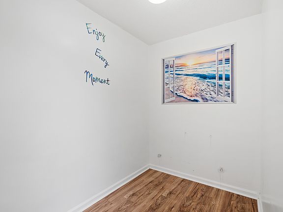 4th image of 340 Scarlet Oak Dr #1