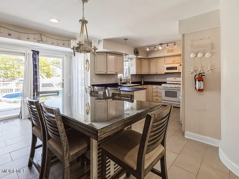 22 Longpoint Dr — Photo 4