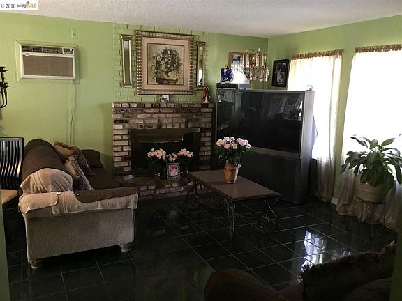 3rd image of 139 Sealane Ct
