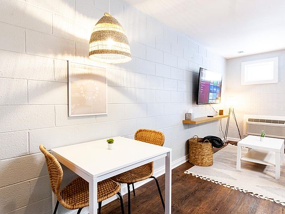 Open layout between living room, dining area, & kitchen