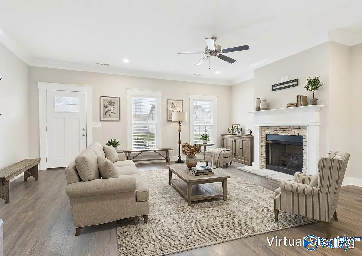 4 bed, 2596 sqft, $2,800 — Photo 2