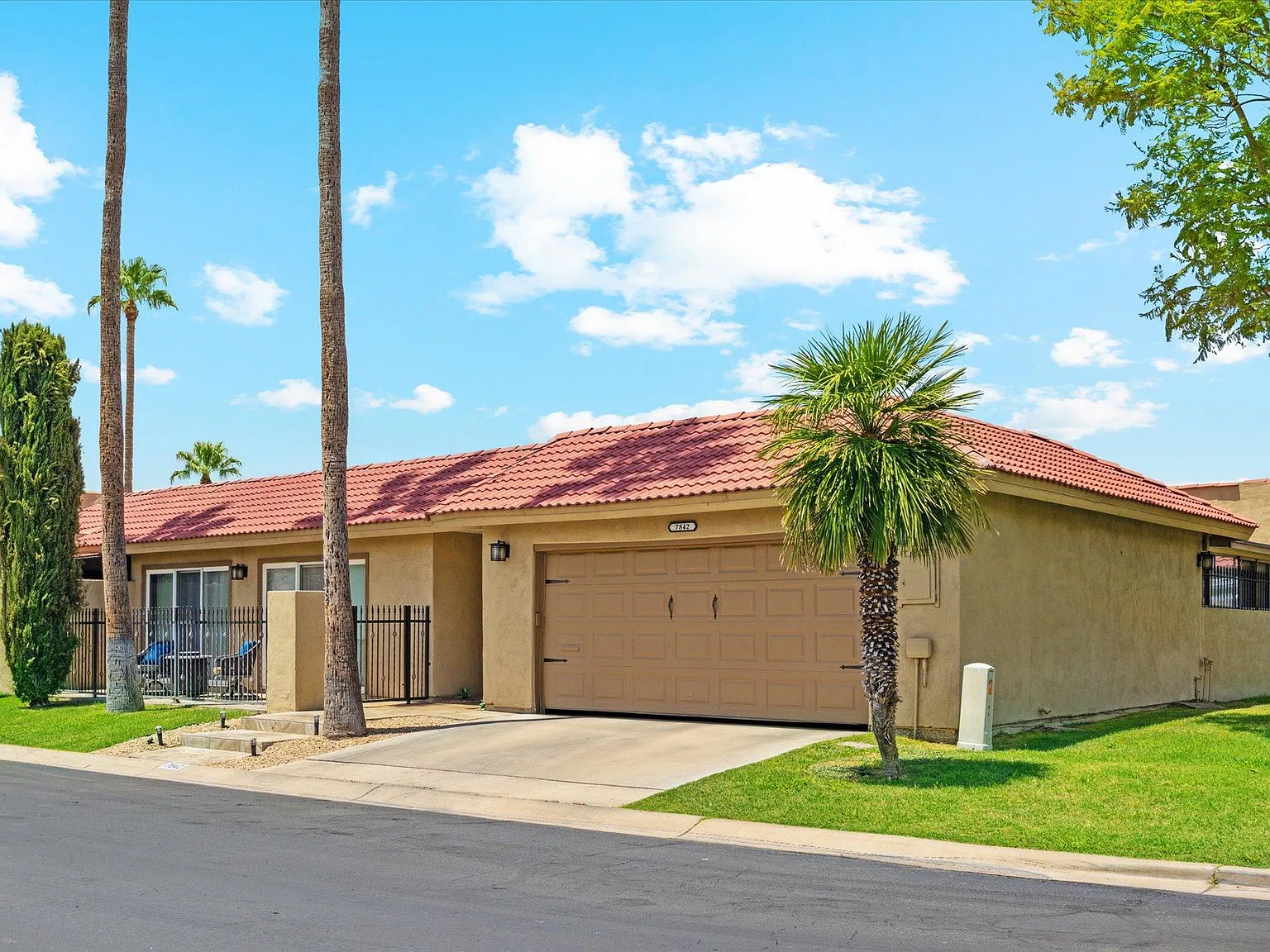 3 bed, 1876 sqft, $2,990 — Photo 1