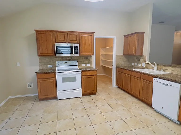 1031 Johnson City Ave — Photo 7