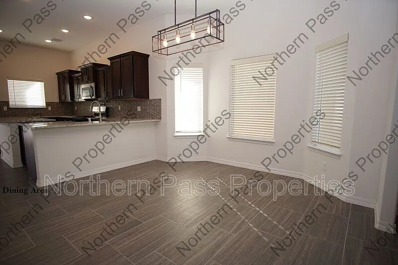 4 bed, 2.5 bath, 2358 sqft, $1,995 — Photo 4