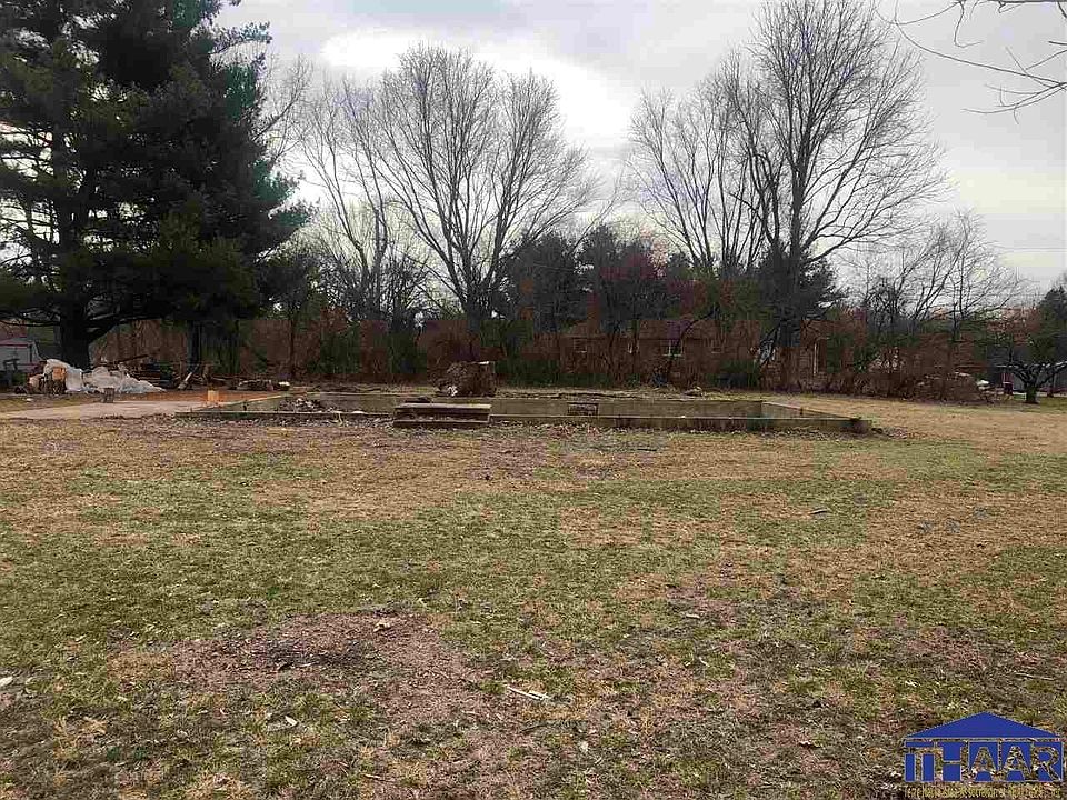1st image of 1810 W Rushmore Dr