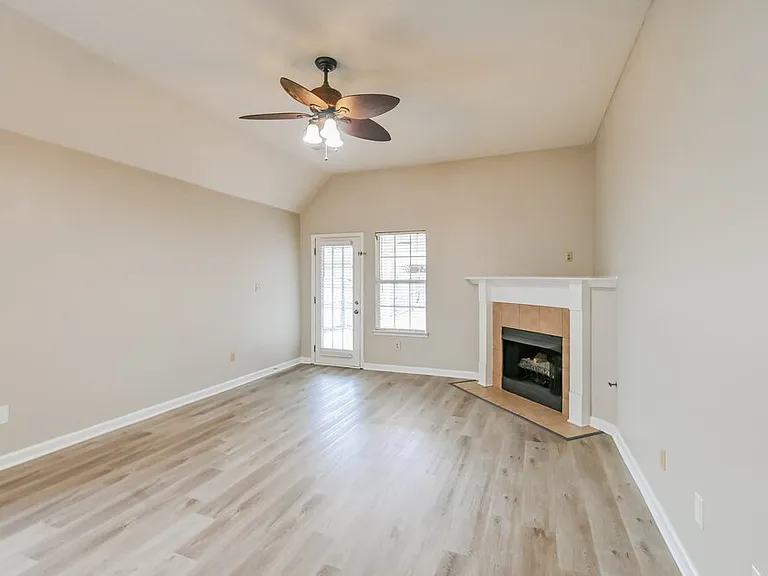 8262 Regal Bend Dr — Photo 3