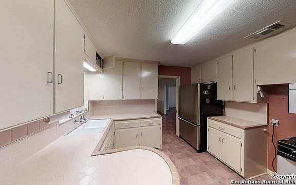 5th image of 203 E Sunshine Dr